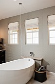 Zeitgenössisches Badezimmer mit ovaler freistehender Badewanne