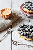 Blackberry tartlets with confectioner's cream and icing sugar