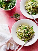 Kürbisspaghetti mit Huhn und Basilikum-Pesto