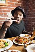 Afroamerikanischer Mann isst im Restaurant