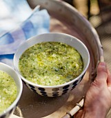 Grüne Gazpacho auf Tablett