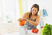 Frau bereitet Gemüse in der Küche vor