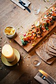 Graved-Lachs-Salat mit Brot und Butter