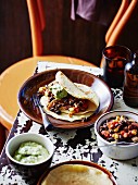 Tortilla mit schwarzen Bohnen und Guacamole (Mexiko)