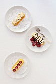 Twinkie bars with cream, chocolate sauce and raspberries (USA)