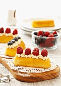 Twinkie bars decorated with whipped cream and berries (USA)