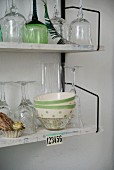 60er Jahre String Küchenregal mit Gläsern und Schälchen an Wand