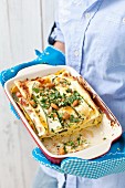 Zucchini-Schinken-Lasagne mit Nüssen und Petersilie