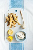 Gebratene Sardinen mit Knoblauch-Aioli und Zitrone