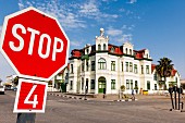 Stop-Schild vor dem Hohenzollern Haus in Swakopmund, Namibia