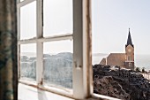 Blick aus dem Fenster des Görke Hauses zur Felsenkirche auf dem Diamantberg, Lüderitz, Namibia