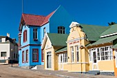 Farbenfrohe Häuser im Kolonialstil in Lüderitz, Namibia