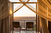 Blick aus der Lodge über die Ebene des Etosha Nationalparks, Namibia