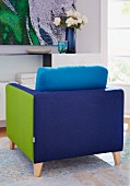 Gemütlicher Patchwork Sessel mit blau-grünen Farben auf Flächen