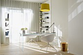 Sonnendurchflutetes Arbeitszimmer mit gläsernem Schreibtisch und weissen Designerstühlen; zwei luftige Regale sorgen für Ordnung