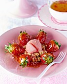 Erdbeer-Crumble mit frischen Erdbeeren und Erdbeereis