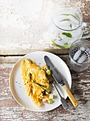 Avocado-Omelett auf rustikalem Tisch