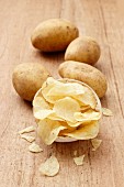 Kartoffelchips und Kartoffeln