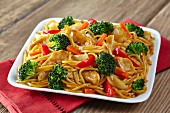 Spaghetti mit Hähnchenfleisch, Brokkoli und Paprika