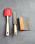 A spatula, a palette knife and a scrapper