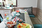 Langer Esstisch mit Eckbank in modern renovierter Küche