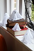 Selbst gebastelte Gespenster als Halloween Dekoration