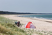 Sonnenbad am Strand der Schaabe - Nehrung auf der Ostseeinsel Rügen