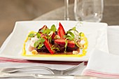 Kleiner Rote-Bete-Salat mit Chili-Frischkäse, Erdbeeren, Rosa Pfeffer-Sauce und Parmesan-Croûtons