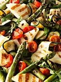 Zucchini-Spargel-Salat mit Tomaten und Grillkäse