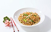 Fried noodles with spring onions and bean sprouts (China)