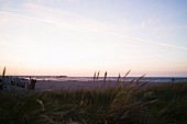 Abenddämmerung am Sandstrand mit Strandkörben in Kühlungsborn, Landkreis Rostock, Mecklenburger Bucht