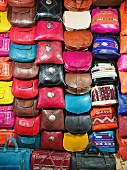 Blick auf bunte Lederhandtaschen auf dem Markt in Fès, einer der 4 Königsstädte, Marokko