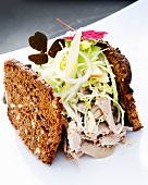 Pulled pork with white cabbage and wholemeal bread