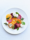 Orangen-Rote-Bete-Salat mit roten Zwiebeln und zarten Mangoldblättchen