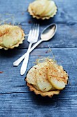 Apple tartlets with caramel threads