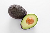 Avocado, ganz und halbiert