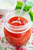 Hausgemachte Tomatensauce im Glas