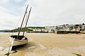 Boot bei Ebbe vor St. Ives (Cornwall, England)