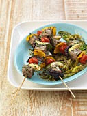 Tuna skewers with courgette, tomatoes, peppers and onions