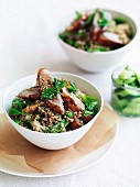 Entenfleisch auf chinesische Art mit braunem Reis und Erbsen; dazu Gurkensalat