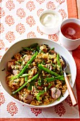 Curry-Pilaf mit Geflügelwürstchen, Zuckerschoten und Basilikum