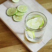 Wasser mit Limettenscheiben