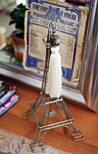 Miniatur Eiffelturm mit Deko Kordel