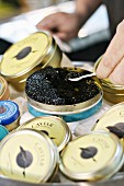 Schwarzer Kaviar in geöffneter Dose