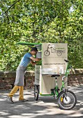 Gourmet Trotteur bicycle delivery – a man takingt picnic crockery out of the delivery box