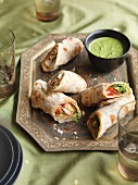 Puff pastry wraps with chicken, tomatoes and herb chutney (India)