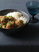 A hearty lamb meatball curry with peas and rice (India)
