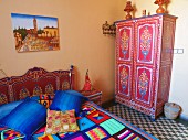 Mit farbenfrohen Accessoires eingerichtetes Zimmer im Riad le Mazagao in El Jadida, Marokko