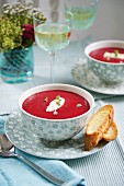 Rote-Bete-Suppe mit Creme fraiche