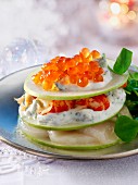 Türmchen aus Apfelscheiben, Meeresfrüchten und Kaviar (weihnachtlich)